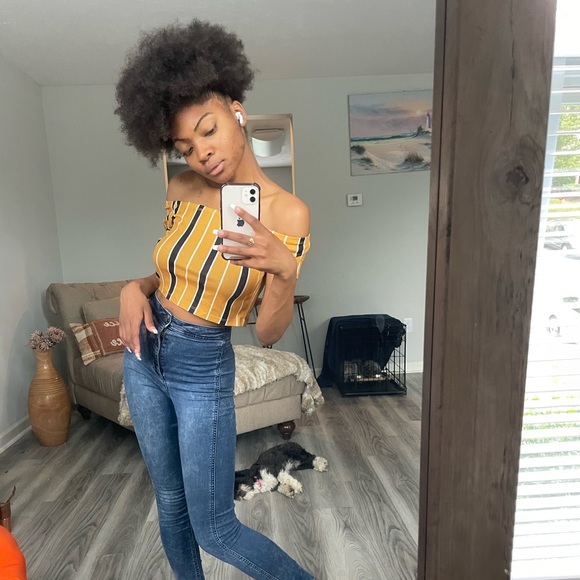 Mellow Yellow Off Shoulder Croptop - Picture 6 of 9